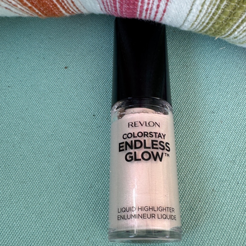 Revlon Liquid Highlighter in Soft Cream